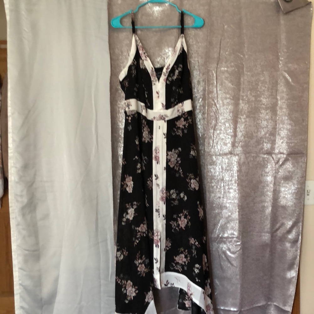 Black & White Floral dress size 18. Purchased from Avenue Brand new never worn